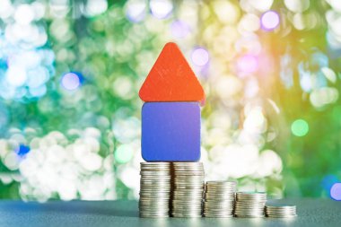 Model ev ahşap formu ile adım masada, gerçek es sikke yığını