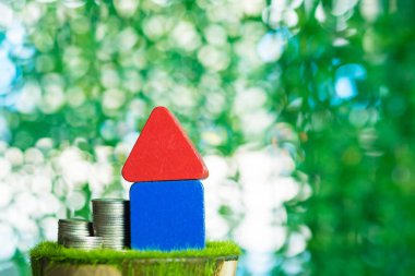 Model ev ahşap formu ile adım masada, gerçek es sikke yığını