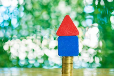 Model ev ahşap formu ile adım masada, gerçek es sikke yığını