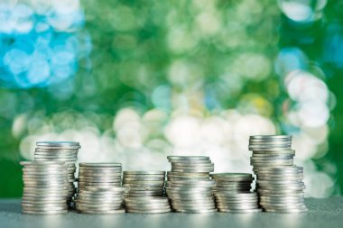 Bahçe yeşil arka planlı, yıl tabloda demir yığınları