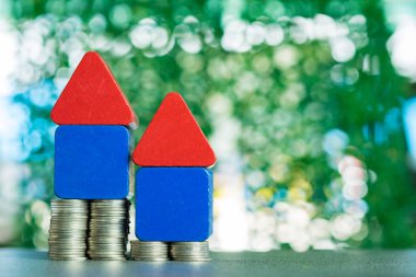 Model ev ahşap formu ile adım masada, gerçek es sikke yığını