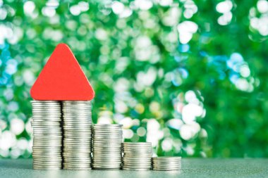 Model ev ahşap formu ile adım masada, gerçek es sikke yığını