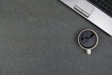 Dizüstü bilgisayar ya da dizüstü bilgisayar ve bir fincan kahve renk gri m