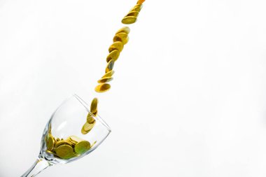 Altın sikke splash bir bardak şampanya duvar backgrou