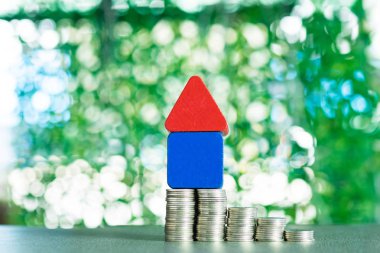 Model ev ahşap formu ile adım masada, gerçek es sikke yığını