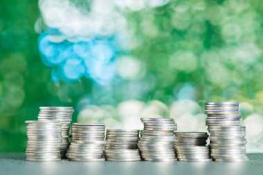 Bahçe yeşil arka planlı, yıl tabloda demir yığınları