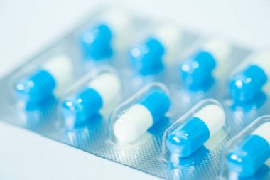 Blister beyaz zemin üzerine mavi ve beyaz tablet. tıbbi c