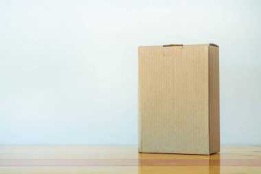 Ahşap masa üzerinde sahte için kahverengi karton kutu boş kapandı