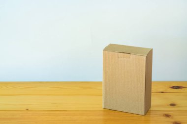 Ahşap masa üzerinde sahte için kahverengi karton kutu boş kapandı