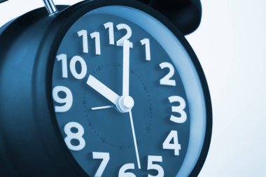 Koyu mavi renk vintage alarm saatinin beyaz duvara yakın t