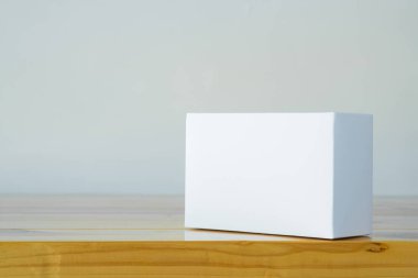 Ahşap tablo kopya alanı kadar sahte için beyaz hediye kutusu boş