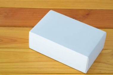 Ahşap tablo kopya alanı kadar sahte için beyaz hediye kutusu boş