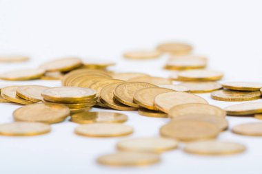 Sütunları altın sikke, sikke beyaz arka plan üzerinde yığınları