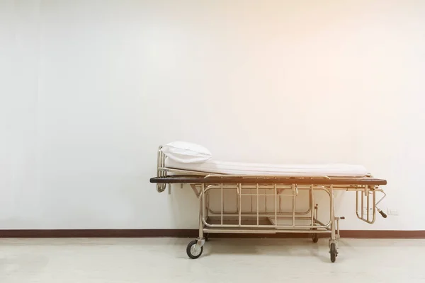 Chariot de civière vide ou chariot d'hôpital pour le patient avec whi — Photo