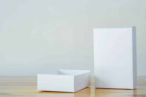 Leere weiße Geschenkbox für Attrappe auf Holztisch mit Kopierraum — Stockfoto