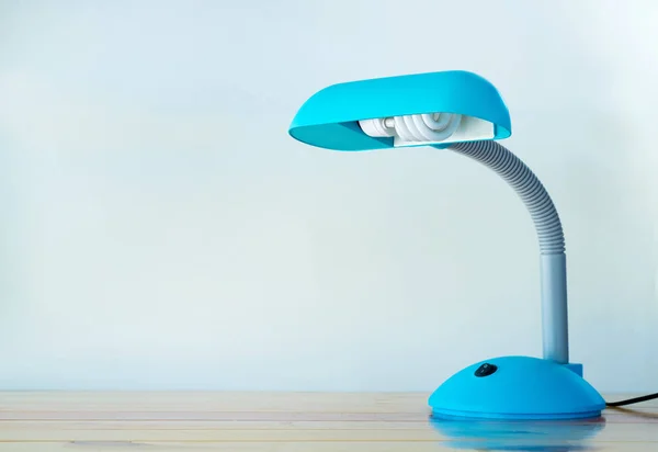 コピー スペース付きの木製テーブル青いデスク ランプ. — ストック写真