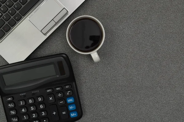 Laptopa lub notebooka, kalkulator i filiżankę kawy na wor — Zdjęcie stockowe