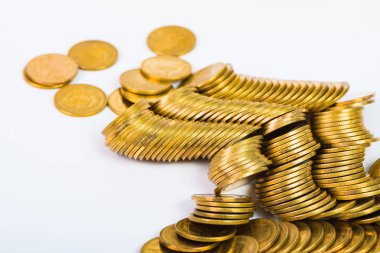 Sütunları altın sikke, sikke beyaz arka plan üzerinde yığınları