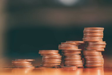 Çalışma tablosu, finans ve iş kavramı sikkelerinde yığınları, 