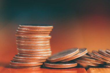 Çalışma tablosu, finans ve iş kavramı sikkelerinde yığınları, 