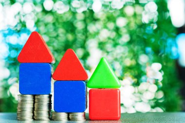 Model ev ahşap formu ile adım masada, gerçek es sikke yığını