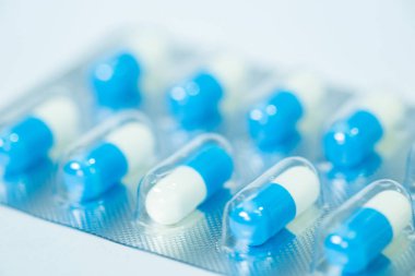 Blister beyaz zemin üzerine mavi ve beyaz tablet. tıbbi c