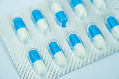 Blister beyaz zemin üzerine mavi ve beyaz tablet. tıbbi c