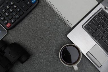 Dizüstü bilgisayar ya da dizüstü bilgisayar ve diğer aygıt, hesap makinesi ve Kupası