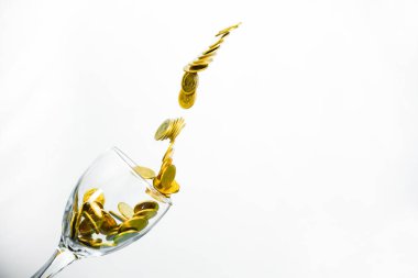 Altın sikke splash bir bardak şampanya duvar backgrou