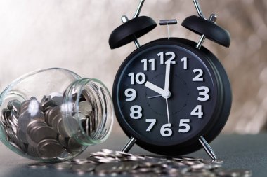 Çalar saat ve cam kavanoza para sikke Baca'ya adım w üzerinde