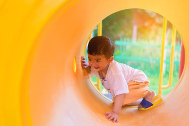 Oynama ve playg, sarı tünelde gülümseyen sevimli Asya çocuk