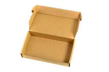 Kahverengi tepsi veya kahverengi kağıt paket ya da karton kutu ile izole