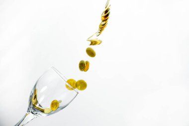 Altın sikke splash bir bardak şampanya duvar backgrou