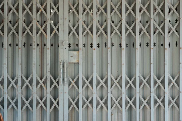 A porta de aço enferrujado com fundo de bloqueio tom vintage . — Fotografia de Stock