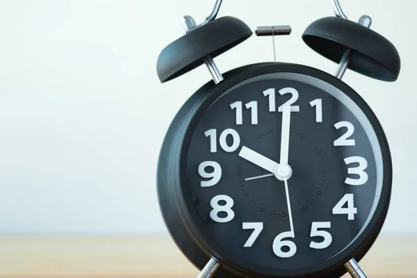 Relógio de alarme vintage de cor preta na mesa com espaço de cópia, wake u — Fotografia de Stock