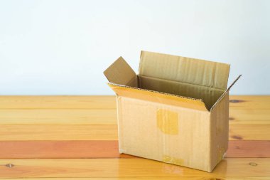 Boş eski kahverengi karton kutu sahte için ahşap t açıldı