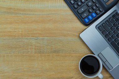 Dizüstü bilgisayar ya da dizüstü bilgisayar, hesap makinesi ve kahve wor üzerinde