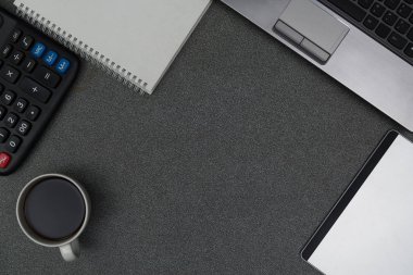 Dizüstü bilgisayar ya da dizüstü bilgisayar, hesap makinesi ve kahve wor üzerinde