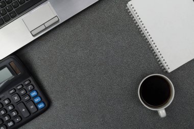 Dizüstü bilgisayar ya da dizüstü bilgisayar, hesap makinesi ve kahve wor üzerinde