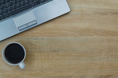 Dizüstü bilgisayar ya da defter, dürbün ve kahve çalışma