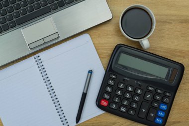 Dizüstü bilgisayar ya da dizüstü bilgisayar, hesap makinesi ve kahve wor üzerinde