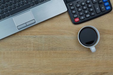 Dizüstü bilgisayar ya da dizüstü bilgisayar, hesap makinesi ve kahve wor üzerinde