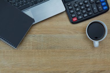 Dizüstü bilgisayar ya da dizüstü bilgisayar, hesap makinesi ve kahve wor üzerinde