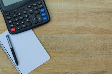 Hesap makinesi ve Not çalışma tablo kopya alanı Üstten Görünüm.