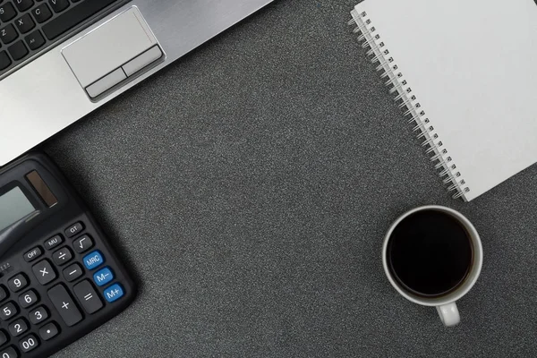 Dizüstü bilgisayar ya da dizüstü bilgisayar, hesap makinesi ve kahve wor üzerinde