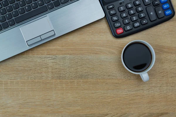 Dizüstü bilgisayar ya da dizüstü bilgisayar, hesap makinesi ve kahve wor üzerinde