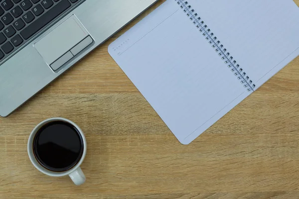 Bärbara datorn eller notebook, Obs och kopp kaffe på arbeta t — Stockfoto