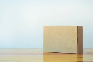 Ahşap masa üzerinde sahte için kahverengi karton kutu boş kapandı