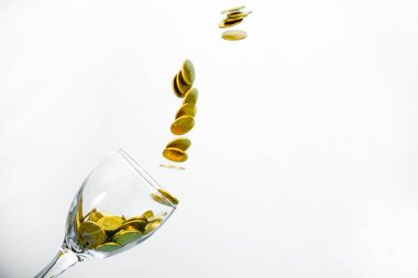 Altın sikke splash bir bardak şampanya duvar backgrou