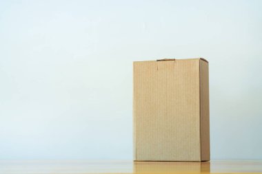 Ahşap masa üzerinde sahte için kahverengi karton kutu boş kapandı